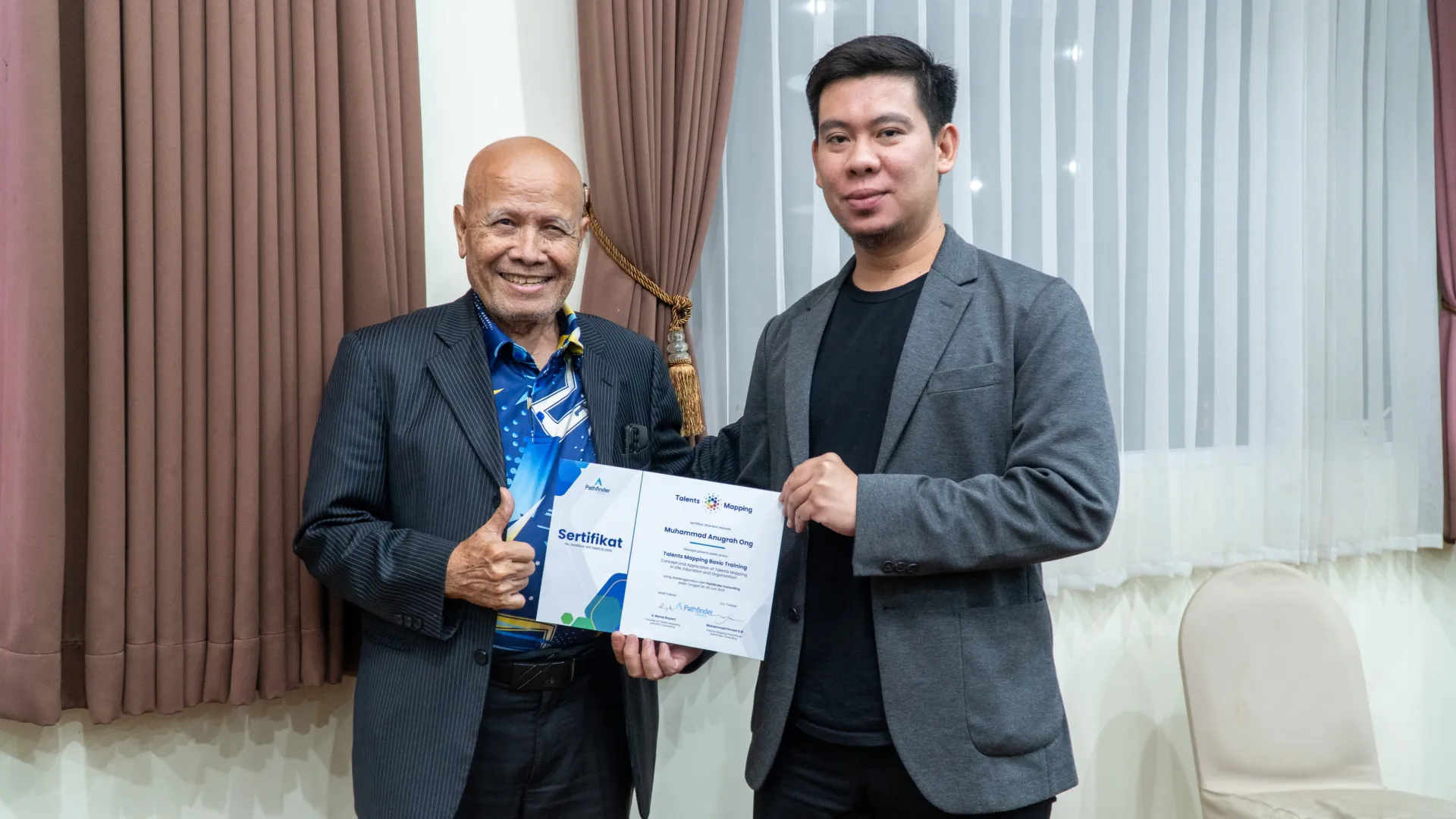 Penyerahan Sertifikat Praktisi